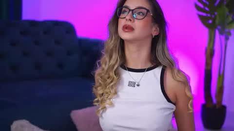 Snapshot of maddiebryggs chatting on December 1, 9:58 am Maddie online show from December 1, 9:58 am