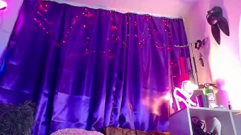 Snapshot of maddilust chatting on April 16, 4:30 pm Miss Lust online show from April 16, 4:30 pm