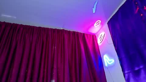 Snapshot of maddilust chatting on May 27, 7:00 pm Miss Lust online show from May 27, 7:00 pm
