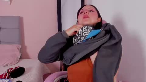 Snapshot of maddyy_moon chatting on June 12, 11:20 am maddyy_moon online show from June 12, 11:20 am