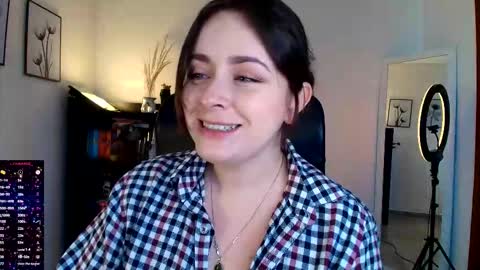 madelamee online show from February 18, 8:27 pm