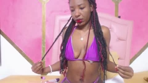 Snapshot of madeline_woods chatting on November 21, 12:15 pm Madeline online show from November 21, 12:15 pm