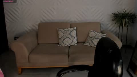 Snapshot of madelinefox_ chatting on June 14, 9:55 am Madeline online show from June 14, 9:55 am