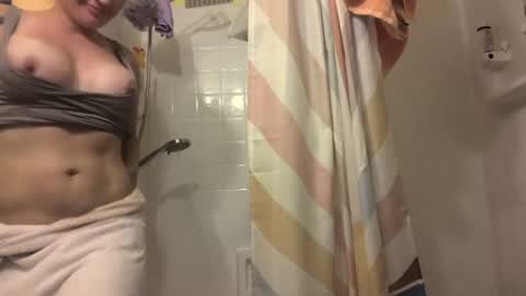 Snapshot of madie_ray chatting on June 17, 4:26 am Madie Ray online show from June 17, 4:26 am