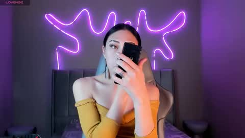 Snapshot of madison_rey__ chatting on December 3, 1:42 pm madison_rey__ online show from December 3, 1:42 pm