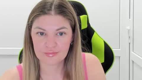 Snapshot of madison_smile chatting on June 1, 12:18 pm Madison online show from June 1, 12:18 pm
