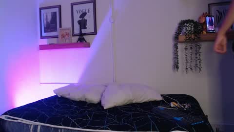 Snapshot of madissonkay chatting on March 29, 7:03 pm online show from March 29, 7:03 pm