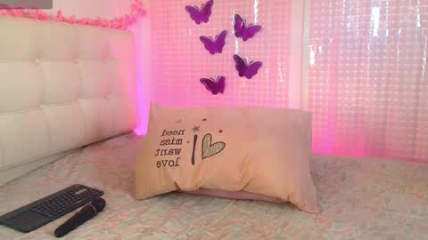 madysson__js_ online show from November 8, 2:39 pm