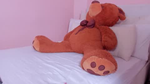 Mae Lyra online show from November 6, 9:37 pm