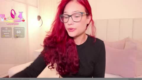 Mae Lyra online show from December 16, 4:34 pm