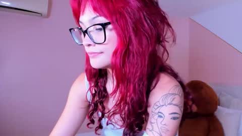 Mae Lyra online show from January 8, 9:17 pm