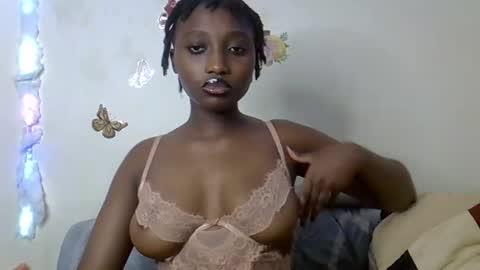 Maee online show from November 11, 3:45 pm