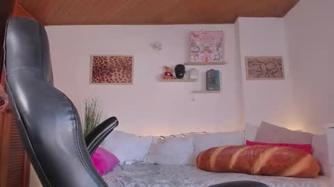 Maeve  schedule 11 am- 530 pm colombia time  online show from February 10, 2:21 pm