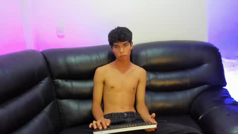 Snapshot of mael_twink chatting on March 28, 9:25 pm Mael online show from March 28, 9:25 pm