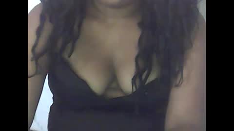 MaelahLove online show from April 8, 8:36 am