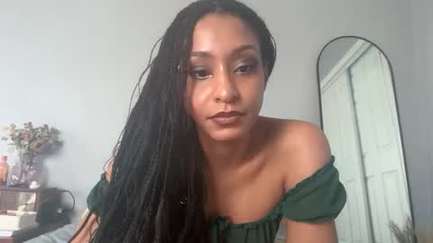 Snapshot of maggie_linnn chatting on February 18, 12:06 am maggie_linnn online show from February 18, 12:06 am