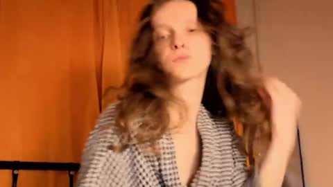 Mikky or Moon online show from April 26, 9:34 pm