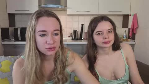 Snapshot of magical_mermaids chatting on November 17, 6:19 am Alice online show from November 17, 6:19 am