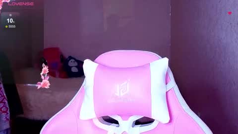 Snapshot of magicladyy chatting on October 5, 2:37 pm Angel online show from October 5, 2:37 pm