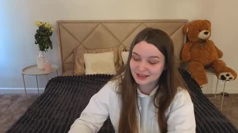 Snapshot of magicpeachhs chatting on March 26, 7:03 am Emily online show from March 26, 7:03 am