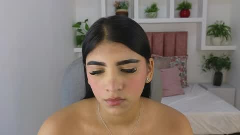 Maiaa Ruiz  online show from June 6, 1:27 pm