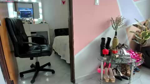 Snapshot of maiaconnor chatting on July 9, 10:03 pm online show from July 9, 10:03 pm