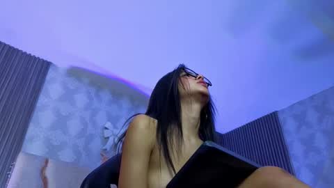 maiily_tay online show from March 8, 2:10 pm