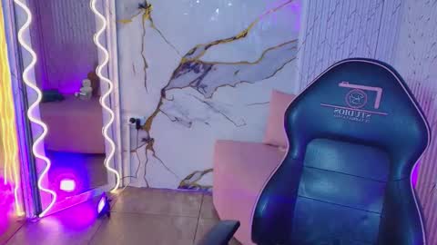 Snapshot of maile_tay chatting on March 28, 3:39 am Maile online show from March 28, 3:39 am