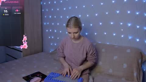 Snapshot of mailin_harrington chatting on October 12, 3:44 pm Your kitty online show from October 12, 3:44 pm