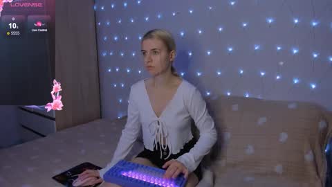 Snapshot of mailin_harrington chatting on October 14, 3:24 pm Your kitty online show from October 14, 3:24 pm