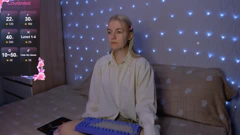 Snapshot of mailin_harrington chatting on November 2, 3:58 pm Your kitty online show from November 2, 3:58 pm