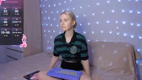 Snapshot of mailin_harrington chatting on November 6, 3:35 pm Your kitty online show from November 6, 3:35 pm