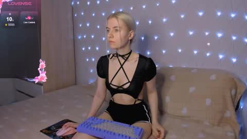 Snapshot of mailin_harrington chatting on November 11, 2:44 am Your kitty online show from November 11, 2:44 am