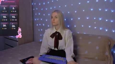 Snapshot of mailin_harrington chatting on November 13, 3:55 pm Your kitty online show from November 13, 3:55 pm