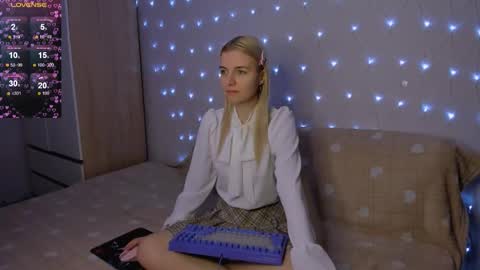 Snapshot of mailin_harrington chatting on February 5, 4:11 pm Your kitty online show from February 5, 4:11 pm