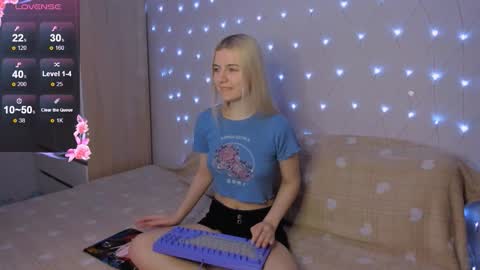 Snapshot of mailin_harrington chatting on March 2, 3:52 pm Your kitty online show from March 2, 3:52 pm