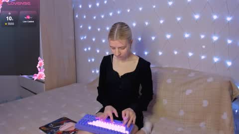 Snapshot of mailin_harrington chatting on March 7, 4:15 pm Your kitty online show from March 7, 4:15 pm