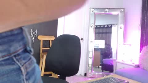 Snapshot of mailyn_gold chatting on March 21, 11:59 am mailyn_gold online show from March 21, 11:59 am