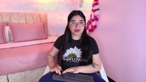 Snapshot of mailyn_rose chatting on October 21, 2:29 pm mailyn_rose online show from October 21, 2:29 pm