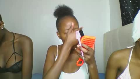 Snapshot of maira_luv1 chatting on March 11, 8:42 am maira luv1 online show from March 11, 8:42 am