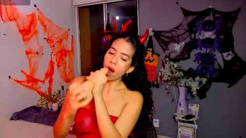 Snapshot of maithe_perroni chatting on October 29, 12:46 am Lauu online show from October 29, 12:46 am