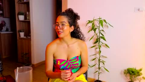 Snapshot of maithe_perroni chatting on March 30, 11:28 pm Lauu online show from March 30, 11:28 pm