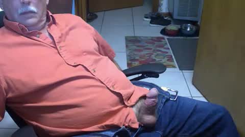 Snapshot of majormike34 chatting on May 15, 12:23 pm majormike34 online show from May 15, 12:23 pm