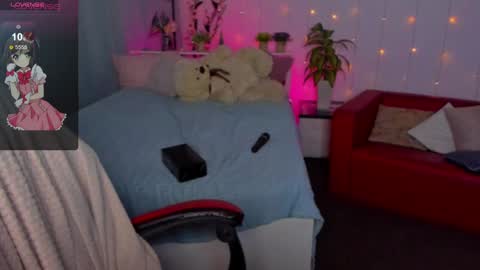 Snapshot of makima_lee chatting on December 8, 7:32 pm Makima online show from December 8, 7:32 pm