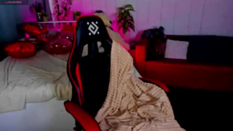 Snapshot of makima_lee chatting on February 15, 11:50 am Makima online show from February 15, 11:50 am