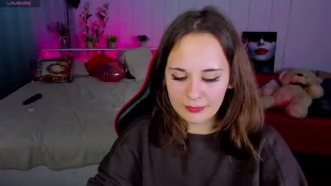 Snapshot of makima_lee chatting on February 20, 7:30 pm Makima online show from February 20, 7:30 pm