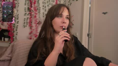 Snapshot of makima_lee chatting on October 31, 5:41 am Makima online show from October 31, 5:41 am