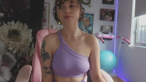 Snapshot of makiyahbelle2 chatting on April 8, 2:44 am MakiyahBelle online show from April 8, 2:44 am