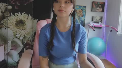 Snapshot of makiyahbelle2 chatting on April 15, 5:25 am MakiyahBelle online show from April 15, 5:25 am