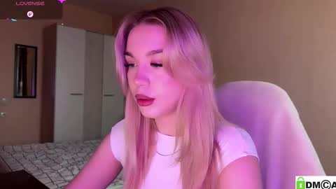 Snapshot of maksisisia chatting on December 5, 10:57 am maksisisia online show from December 5, 10:57 am